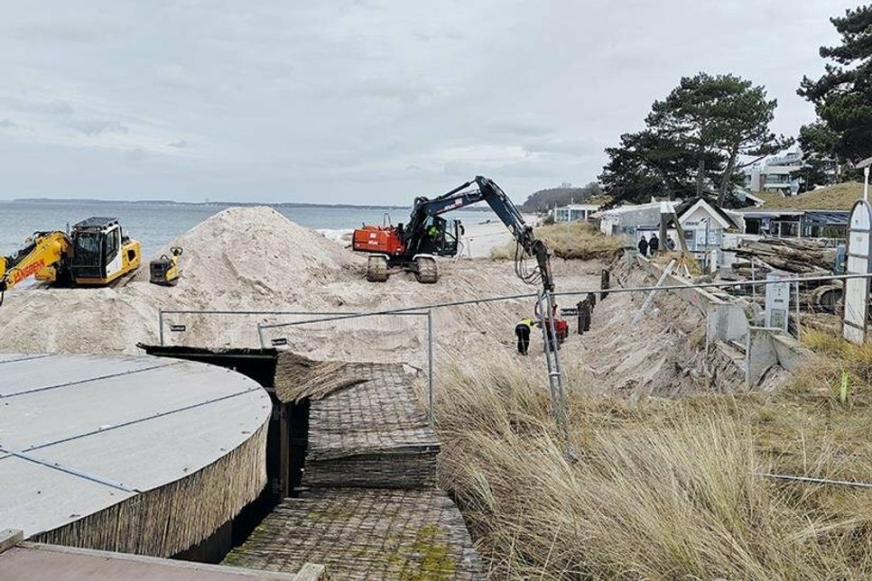 Erste Bautätigkeiten vor dem Seebrückenvorplatz in Scharbeutz.