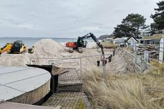 Erste Bautätigkeiten vor dem Seebrückenvorplatz in Scharbeutz.