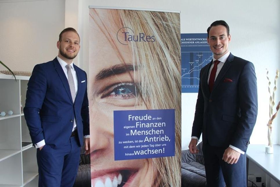 Yannic Kock (re.) und Fynn-Louis Schubert entwicklen Anlagestrategien für ihre Kunden.