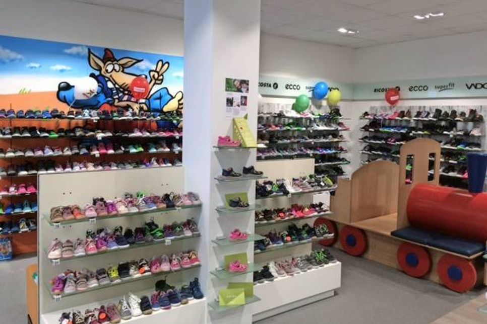 Schuh Glöckner bietet angesagte Designs und aktuelle Trends für kleine Kinderfüße.