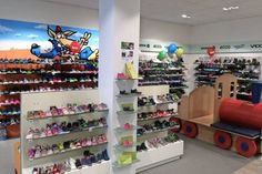 Schuh Glöckner bietet angesagte Designs und aktuelle Trends für kleine Kinderfüße.