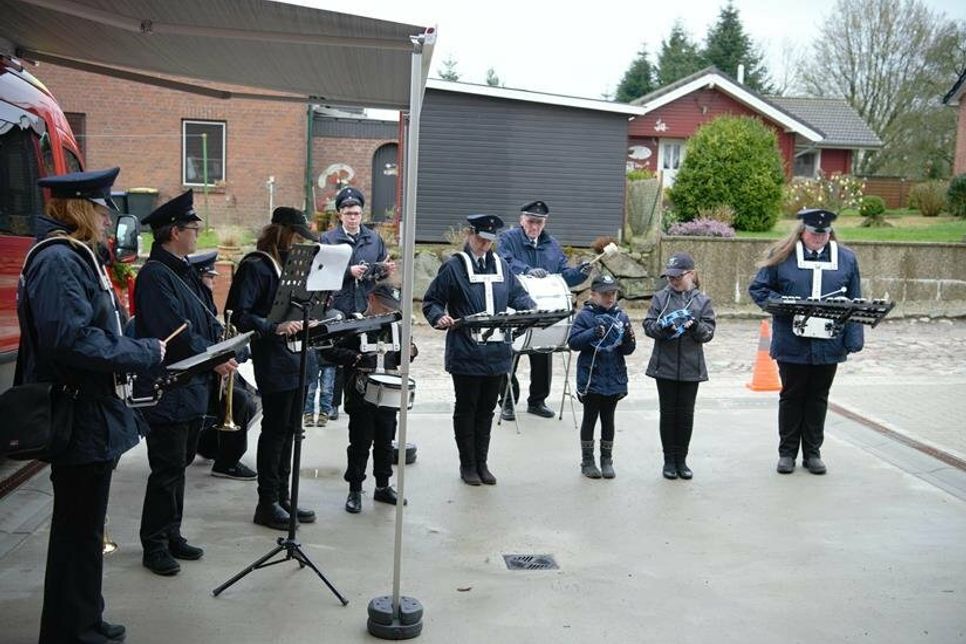 Der Feuerwehr-Fanfarenzug Schönwalde sorgte mit seiner Musikeinlage gleich zu Beginn für eine Überraschung.