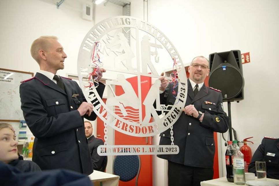 Von der Gemeindefeuerwehr gab es als Einweihungsgeschenk ein Fassadenschild.