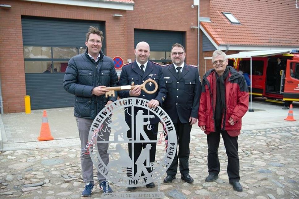 Architekt Harm Hoffmann, Ortswehrführer Tim Hamann, Gemeindewehrführer Dennis Prüß und Bürgermeister Winfried Saak (v. lks.) bei der feierlichen Übergabe des neuen Gerätehauses.