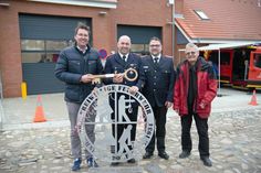 Architekt Harm Hoffmann, Ortswehrführer Tim Hamann, Gemeindewehrführer Dennis Prüß und Bürgermeister Winfried Saak (v. lks.) bei der feierlichen Übergabe des neuen Gerätehauses.