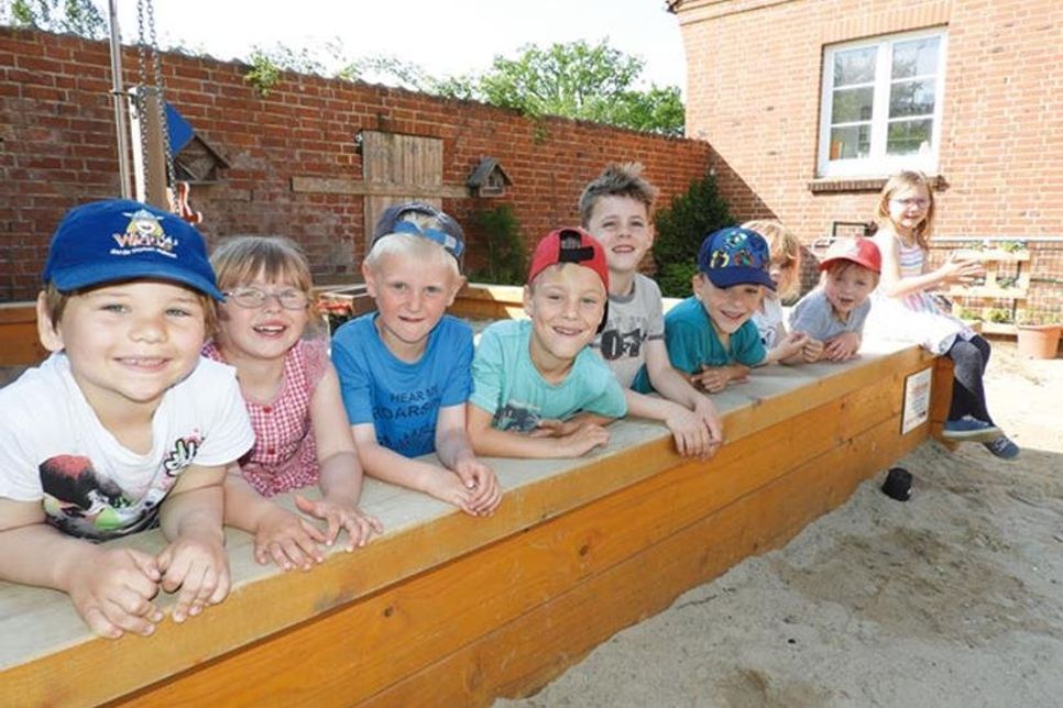 …?womit es sich spielen lässt. Auch ohne Ball, Duplo, Auto und Puppe haben die 22 Kinder vom Kindergarten „Alte Schule“ in Benz eine richtig gute Zeit. Sie können nämlich aus einem reichen Fundus schöpfen: ihrer Fantasie. Und die wurde in den letzten Wochen richtig trainiert
