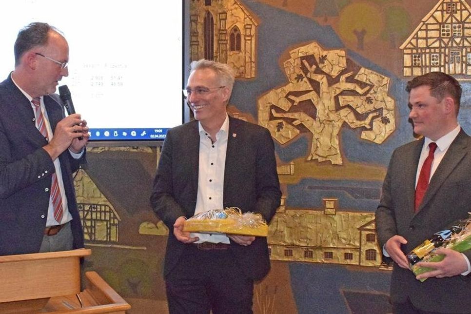 Der scheidende Bürgermeister Björn Demmin (li.) gratulierte seinem Nachfolger Tim Brockmann und zollte auch Mitbewerber Daniel Schlichting (re.) hohen Respekt, angesichts des knappen Wahlergebnisses.