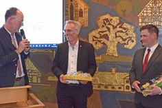 Der scheidende Bürgermeister Björn Demmin (li.) gratulierte seinem Nachfolger Tim Brockmann und zollte auch Mitbewerber Daniel Schlichting (re.) hohen Respekt, angesichts des knappen Wahlergebnisses.