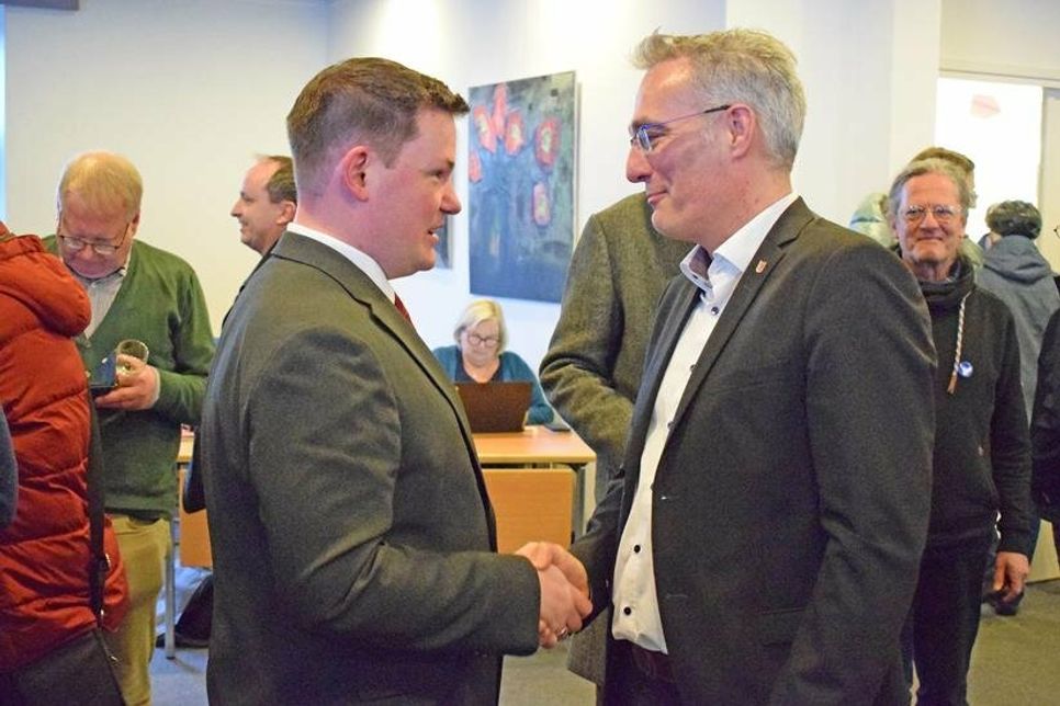 Mitbewerber Daniel Schlichting (li.) gratulierte ebenfalls dem Wahlsieger; beide Kontrahenten bescheinigten sich einen fairen und respektvollen Wahlkampf.