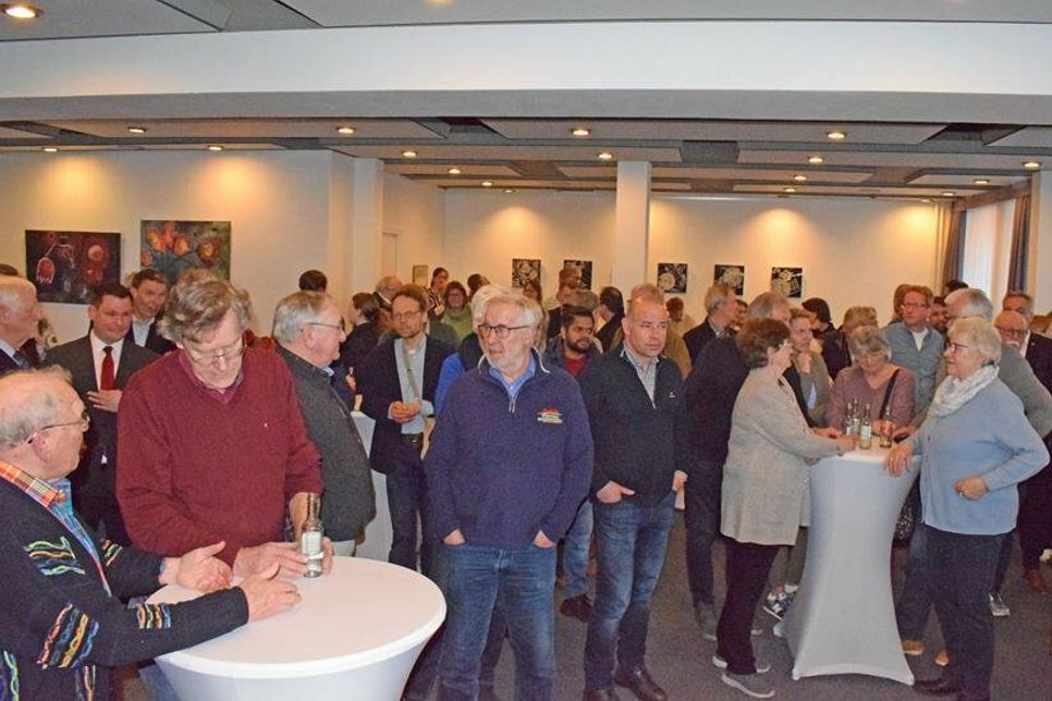 Zahlreiche Preetzer Bürger waren bei der Stimmauszählung im Ratssaal anwesend und verfolgten das spannende Kopf-an-Kopf-Rennen.