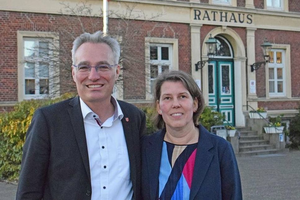 Ehefrau Astrid war die erste Gratulantin: Tim Brockmann wird die nächsten sechs Jahre an der Spitze der Preetzer Verwaltung die Geschicke der Schusterstadt lenken.
