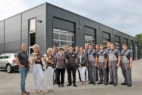 Freuen sich auf die offizielle Eröffnung des neuen Werkstatt- und Servicegebäudes: Markus Hagen, Britta Höppner und Karin Hagen (v. lks.) mit ihrem Team.
