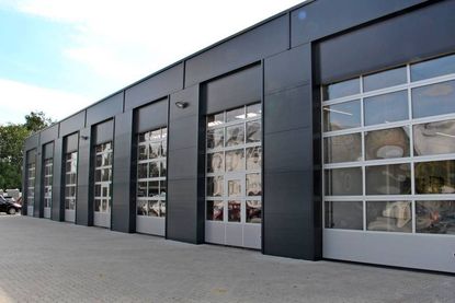 Das neue Betriebsgebäude verfügt über sieben Toreinfahrten.