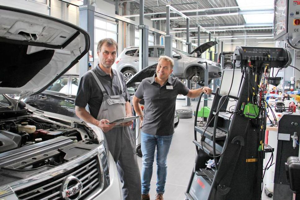Tageslicht und modernste Technik: Markus Hagen (re.) mit dem langjährigen Mitarbeiter KFZ-Mechaniker Thomas Hagen in der neuen Werkstatt.