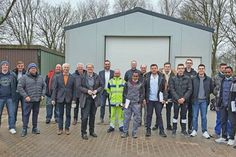 Die Junggesellen mit den Mitgliedern des Gesellenprüfungsausschusses für den Standort Oldenburg, Obermeister Stefan Erbs (8.v.links) sowie die neue Schulleiterin der Beruflichen Schule des Kreises Ostholstein in Oldenburg Ilona Hartmann (7.v. links)