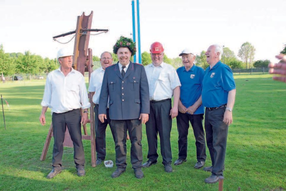 Vorjahreskönig Torben Schneider (Mitte) aus Stolpe nach seinem Königsschuss im letzten Jahr.