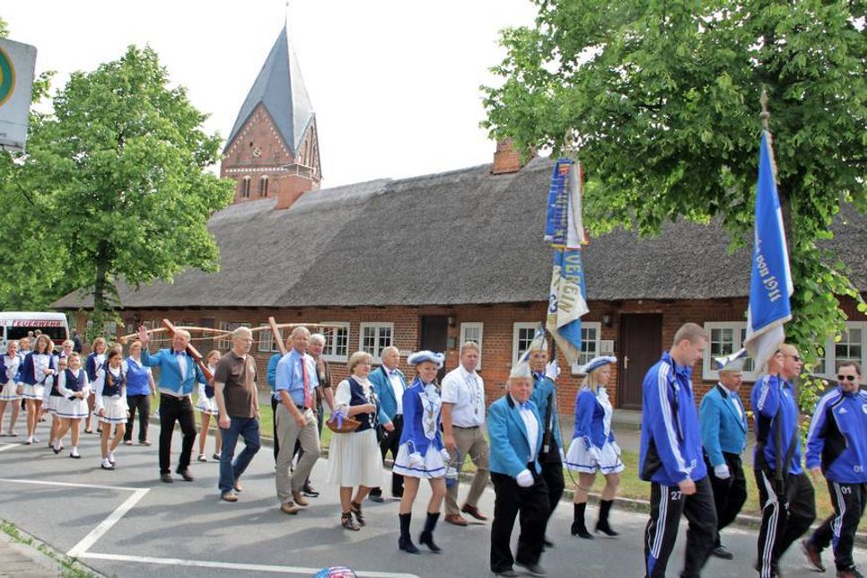 Los geht‘s vom Kirchplatz an der Basilika Altenkrempe.