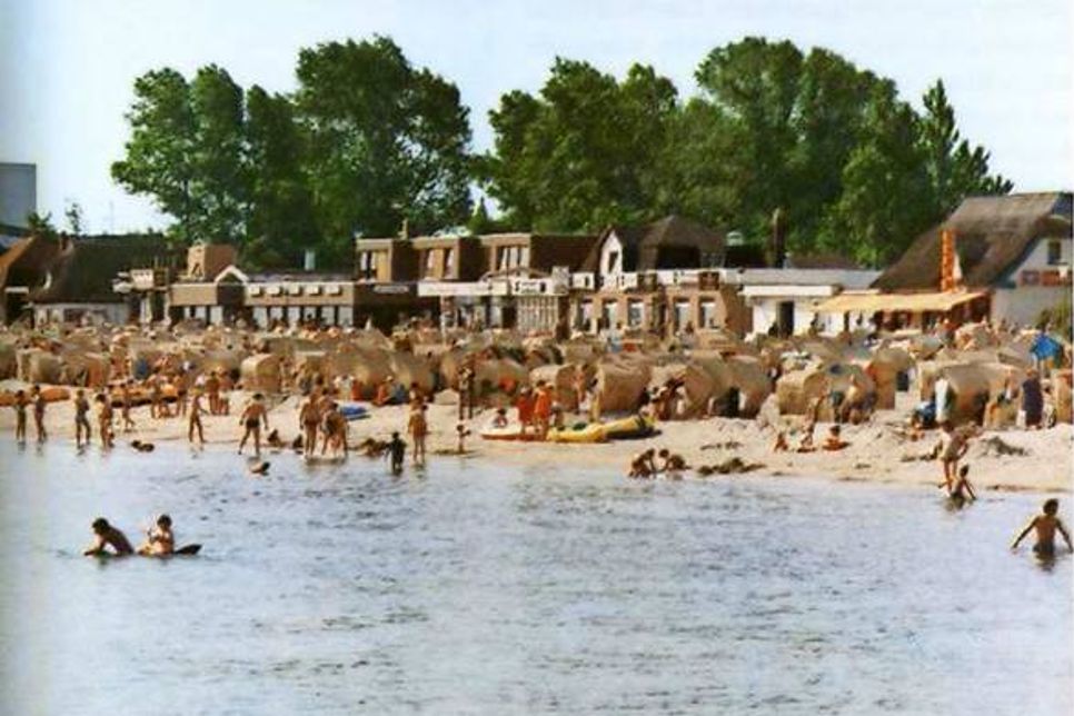 Das Herz des Ostseebads schlägt an seinem Strand — das bunte Gewimmel eines sommerlichen Sonnentags.