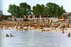Das Herz des Ostseebads schlägt an seinem Strand — das bunte Gewimmel eines sommerlichen Sonnentags.