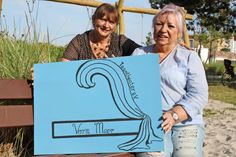 Kornelia Schlundt (lks.) mit Marita Gräzuweit, die bereits bei den „Fidelen Grünbekern“ Theatererfahrung sammeln konnte.