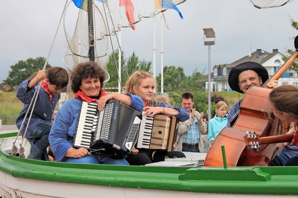Der festliche Umzug durch Dahme wird musikalisch umrahmt.