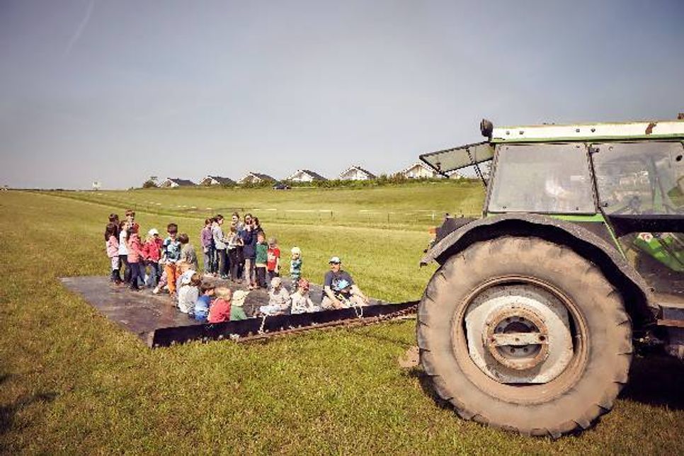 Der wöchentliche Treckerspaß darf im Urlaub nicht fehlen.