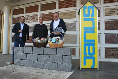 Geschäftsführer Thorsten Schmidt mit den Jubilaren Nicole Franke und Nils Strauer (v. lks.).