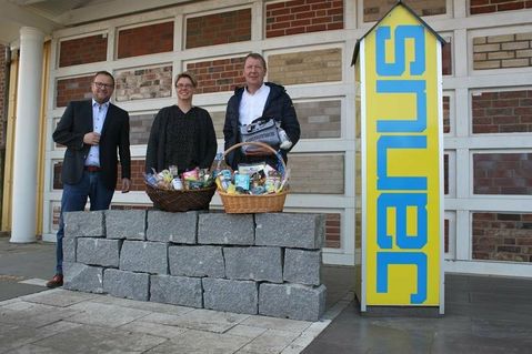 Geschäftsführer Thorsten Schmidt mit den Jubilaren Nicole Franke und Nils Strauer (v. lks.).