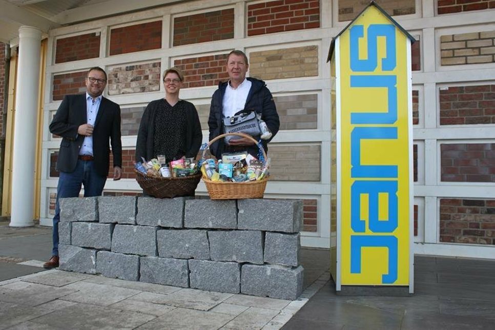 Geschäftsführer Thorsten Schmidt mit den Jubilaren Nicole Franke und Nils Strauer (v. lks.).