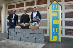 Geschäftsführer Thorsten Schmidt mit den Jubilaren Nicole Franke und Nils Strauer (v. lks.).