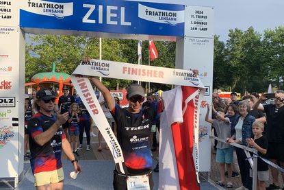 Müde, aber überglücklick. Alicja Pyszka-Bazan beim umjubelten Zieleinlauf. In ihrer Heimat ist sie auch auch Influencerin bekannt.