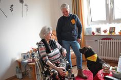 ASB-Besuchshund Nils im Einsatz in der Senioreneinrichtung „Haus am Mühlenteich“ der AWO in Lensahn. Frau Boller freut sich auf das wöchentliche Treffen mit ihrem Freund Nils sowie auf einen kleinen Plausch mit Christine Meier vom ASB-Besuchshunde-Team.