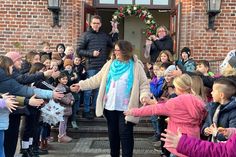 Die Schülerinnen und Schüler verabschieden sich mit viel Applaus von ihrer Schulsekretärin Susanne Musaeus. Schulleiter Lars Gallowsky und Konrektorin Christa Bellersen halten den Blumenbogen für das Spalier.