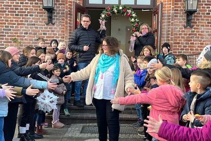 Die Schülerinnen und Schüler verabschieden sich mit viel Applaus von ihrer Schulsekretärin Susanne Musaeus. Schulleiter Lars Gallowsky und Konrektorin Christa Bellersen halten den Blumenbogen für das Spalier.
