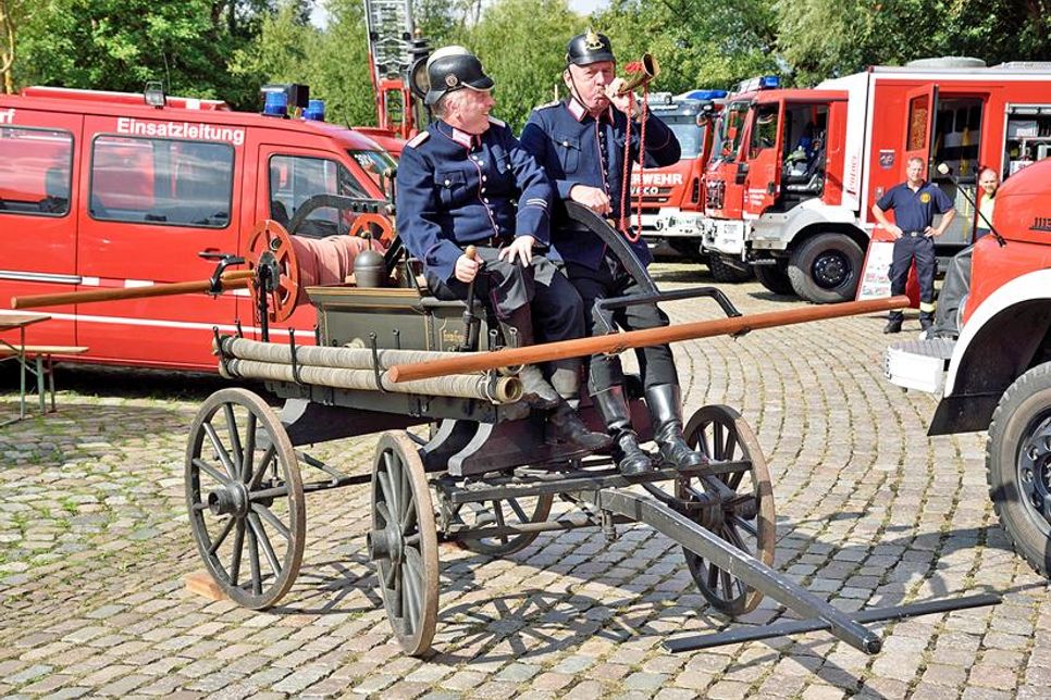 Zur modernen Technik der Kameraden zählte anno dazumal eine Saug- und Druckspritze (hier beim Plöner Blaulichttag 2018), die von Pferden an den Brandort gezogen werden musste.