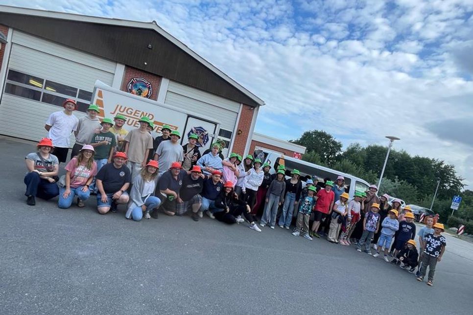 Kinder, Jugendliche und Betreuer vor der Abfahrt am Gerätehaus Grömitz.