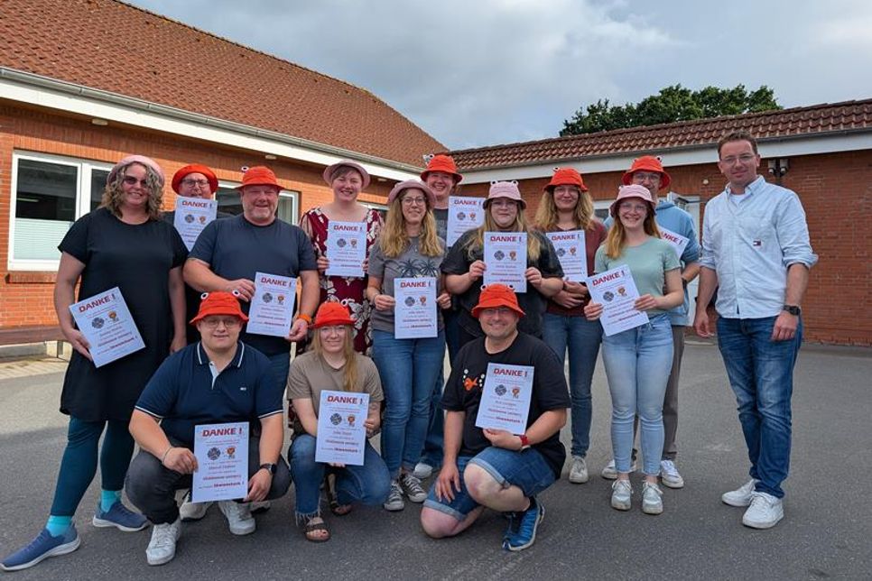 Das komplette Team der Betreuerinnen und Betreuer mit Ortswehrführer Jacob Revenstorf.