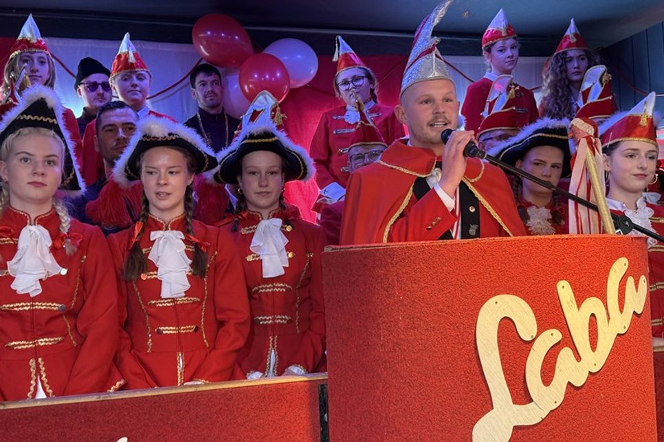 Prinz Silas I. eröffnete offiziell die Stimmungsparty und stimmte die Jecken auf eine lange Nacht ein.