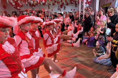 Mit viel Schwung begeisterten die Garden die Partygäste.