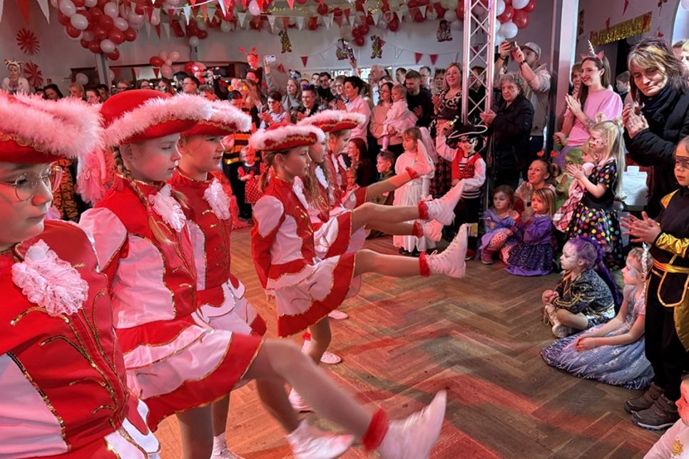 Mit viel Schwung begeisterten die Garden die Partygäste.