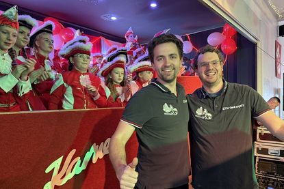 Daniel Bünning (lks.) und Christoph Schmatzler vom „Musik-Xpress Langenhagen“ heizten im Landhaus mit Karnevalshits ordentlich ein.