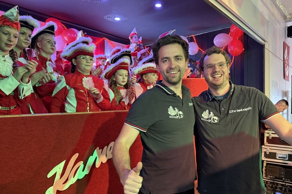 Daniel Bünning (lks.) und Christoph Schmatzler vom „Musik-Xpress Langenhagen“ heizten im Landhaus mit Karnevalshits ordentlich ein.