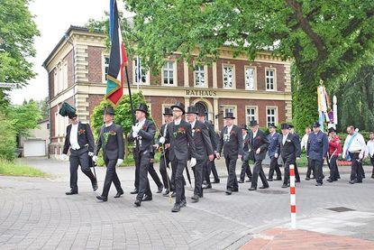 Abholung des Bürgermeisters: Das Rathaus war die erste Station des Gilde-Trosses.