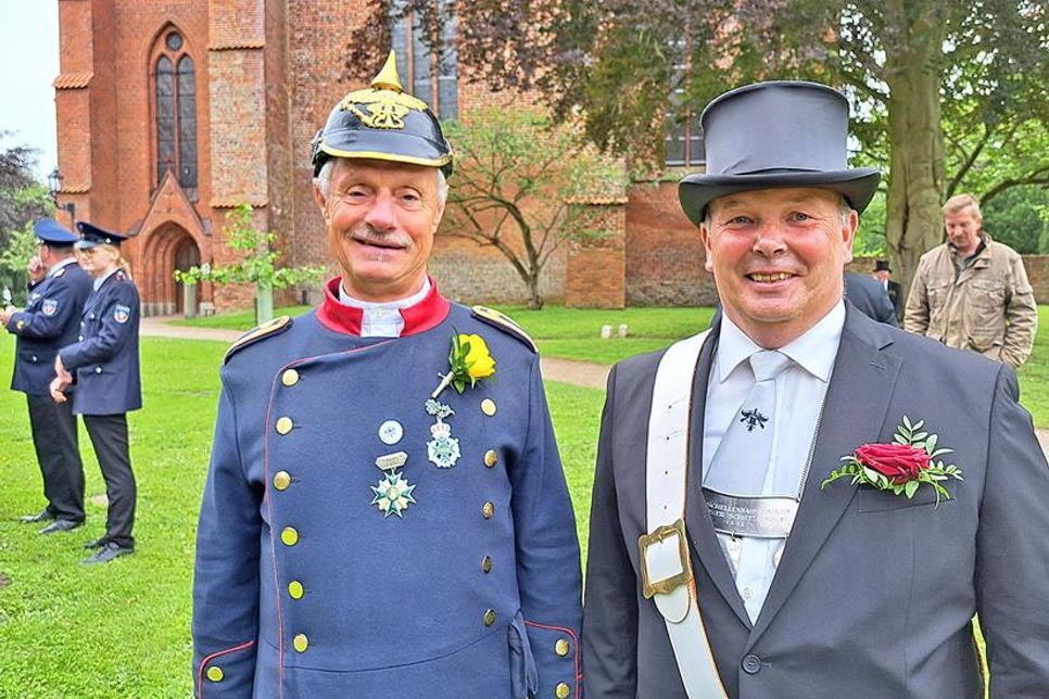 Das Lütjenburger Original Jochen Sauvant (links) hat in der Gärtnerei, die heute Schellenbaumträger Christian Möller gehört, vor 50 Jahren seine Lehre absolviert.