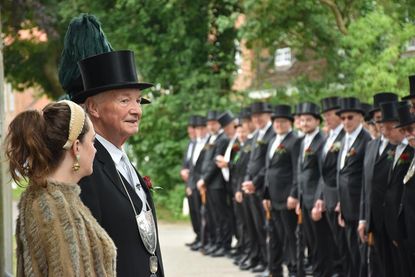 Auf dem Klosterhof empfingen Alt-Probst Eckhard Graf von Hahn und Priörin Erika von Bülow die Schützenbrüder.