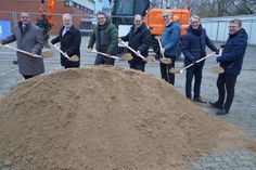 Führten den Spatenstich durch: Bürgermeister Sebastian Rieke, Grömitz, Bürgermeister Rainer Holtz, Schashagen, Bürgermeister Andreas Zimmermann, Ahrensbök, Bürgermeister Mirko Spieckermann, Neustadt, Michael Ringelhann, Vorstandsmitglied Sparkasse Holstein, Dr. Mark Jahn, Werkleiter der Stadtwerke, Frank Spreckels, ZVO Verbandsvorsteher, (v. lks.).