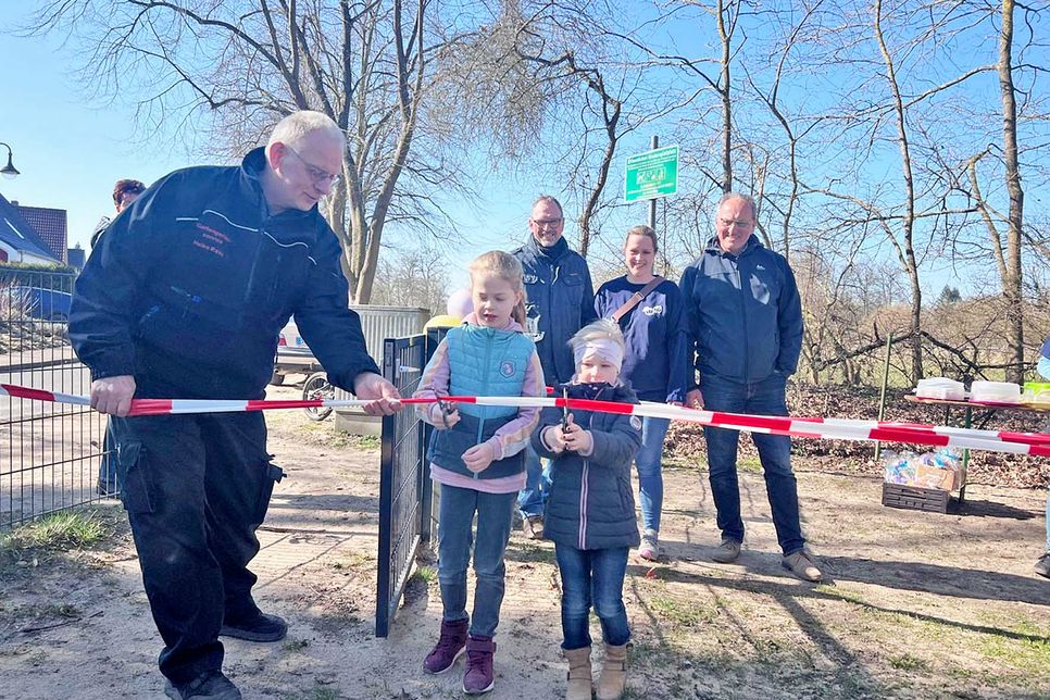Die Hauptpersonen übernahmen die offizielle Freigabe des Spielplatzes.