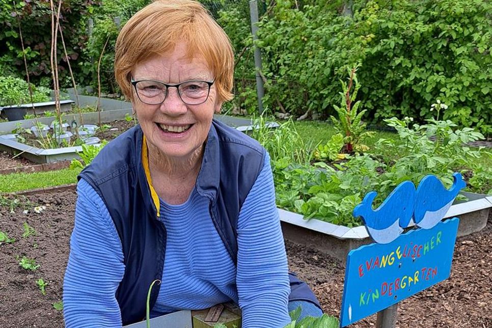Ingeborg Wittig bekämpft die Plagegeister in den Beeten gerade mit „Schneckenkragen“.
