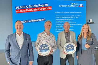 Für den Kreis Plön nahmen Christoph Kohrt und Bodo Hardtmann die Spende entgegen. Anna Wiatrok und Lars Nissen gratulierten Beiden seitens der VR Bank zwischen den Meeren herzlich.