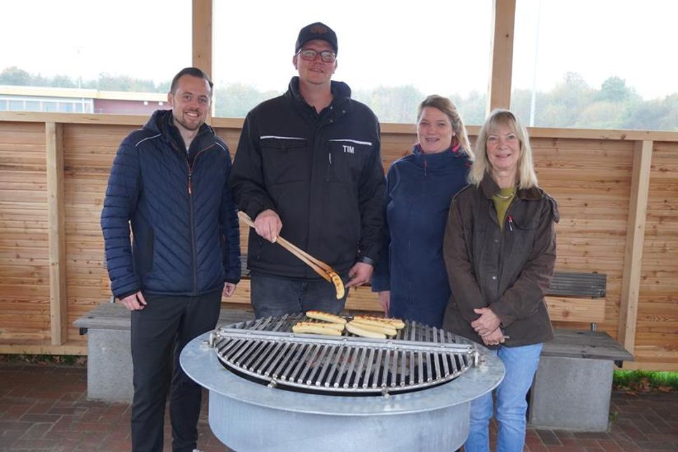 Finn Jacob (Aktiv-Region Wagrien-Fehmarn), Tim Muchow (Erzieher im Jugendzentrum), Sarah Frey (Mutter mit Kindern aus der Inklusions-Gruppe) sowie stellvertretende Bürgervorsteherin Birgit Wilhelm (v. lks.) trafen sich zum „Angrillen“.